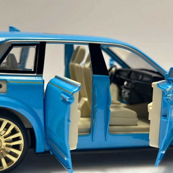 1:24 Rolls-Royce Cullinan Mansory Diecast LED HEADLIGHT & TAILLIGHT Blue Diecast - Picture 8 of 9